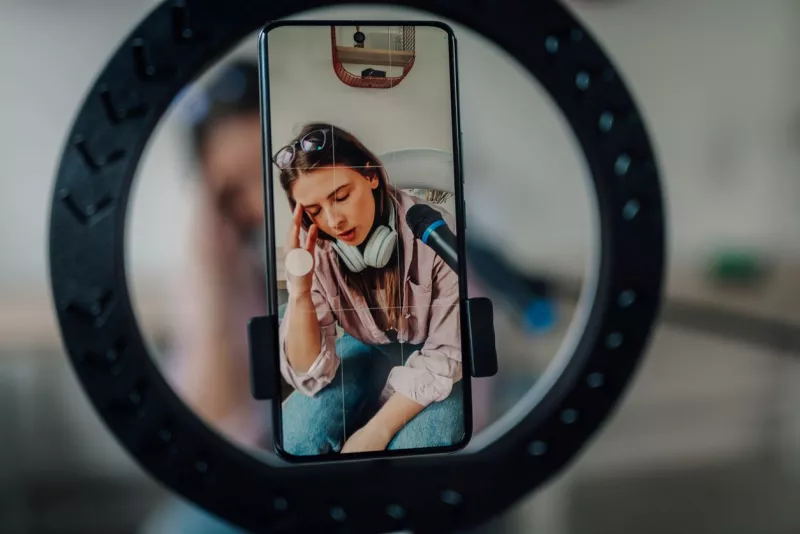 El agotamiento invisible del influencer. Cuando el algoritmo supera a la creatividad