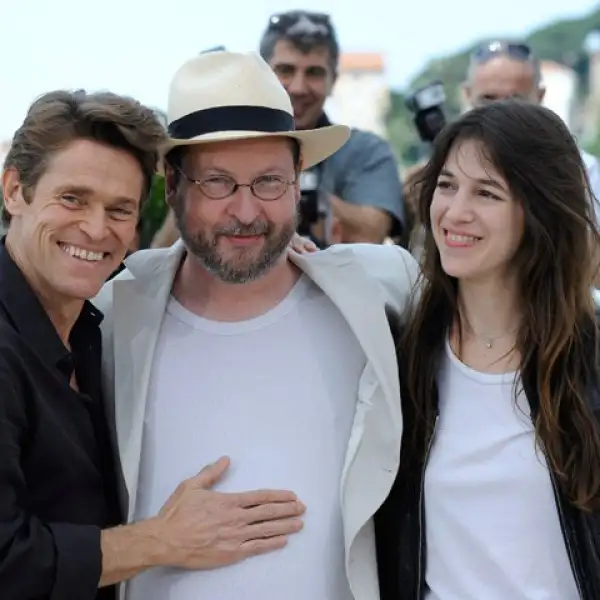 El actor Willem Dafoe, el director danés Lars Von Trier y la actriz francesa Charlotte Gainsbourg durante la rueda de prensa de la controversial cinta "Antichrist".