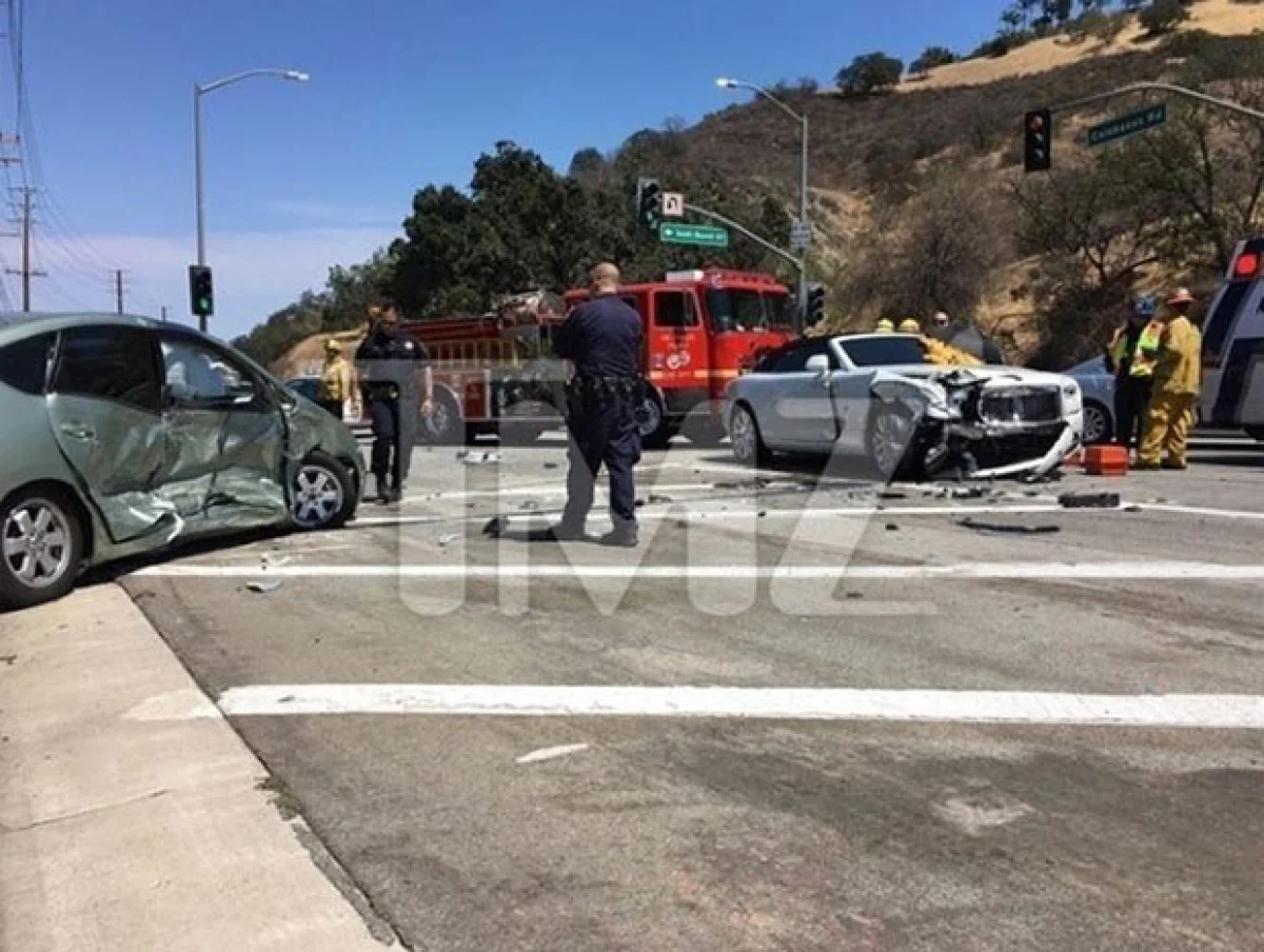 La matriarca del clan Kardashian resultó lesionada luego de que fuera impactada por un auto que se pasó el alto en Calabasas, California.