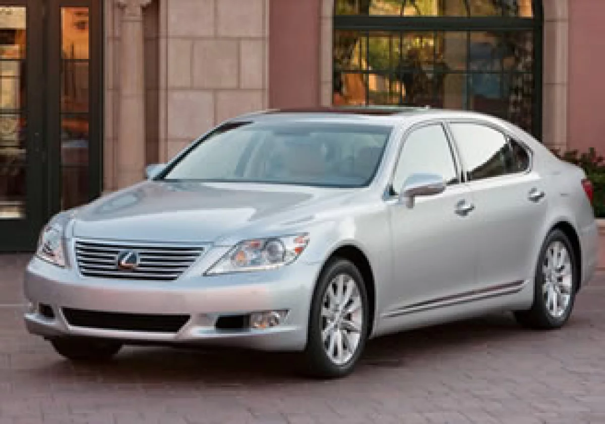 La mejor opción para gastar dinero en un automóvil de lujo, es el Lexus 460L, aseguran los expertos. (Foto: CNNMoney.com)