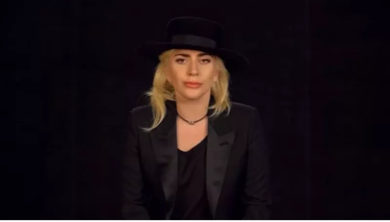 Las famosos también hicieron un llamado para aprobar leyes que prohíban la venta de armas en los Estados Unidos.