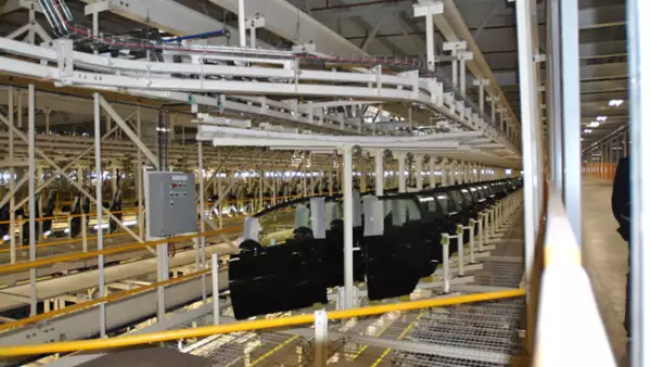 100 proveedores Tier 1, distribuidos en un radio de 40 km, abastecen la planta.