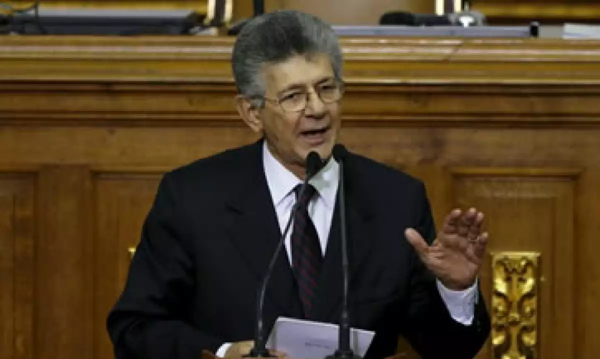 Una de las primeras acciones de Ramos Allup fue sacar las imágenes de Hugo Chávez de la Asamblea Nacional. (Foto: Reuters)