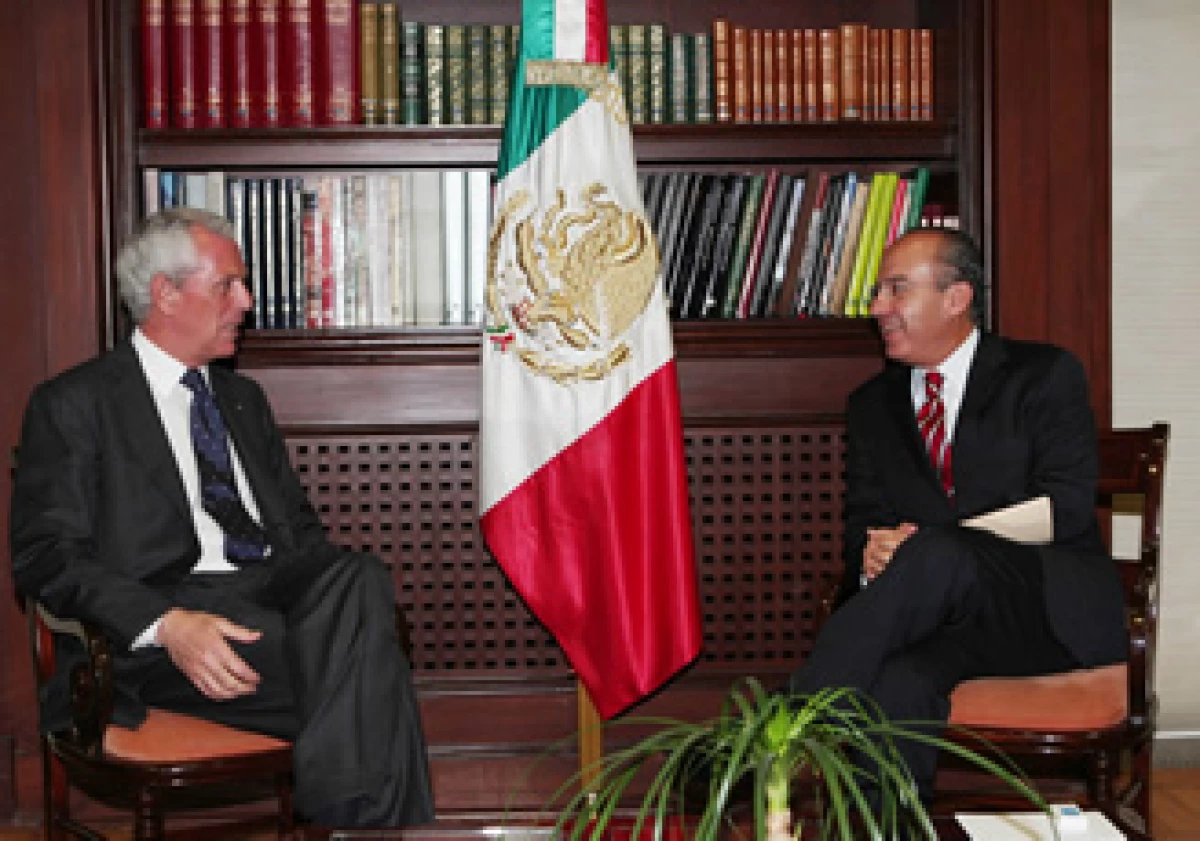 Marco Tronchetti (izq), presidente de Pirelli, se reunió con el presidente Felipe Calderón (der) para detallar los planes de la firma italiana. (Foto: Cortesía Presidencia)