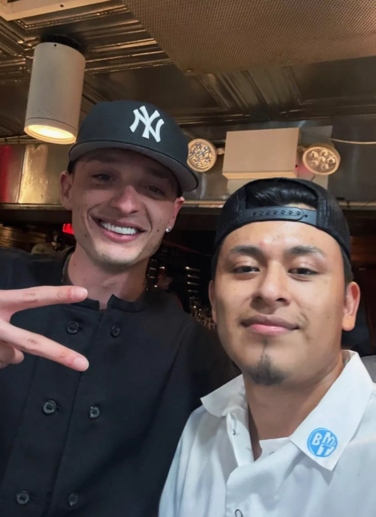 Peso Pluma visita Catch NYC, el restaurante en Nueva York donde trabajó como mesero