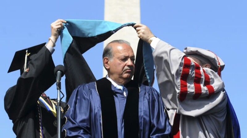 Carlos Slim recibe un grado honoris causa