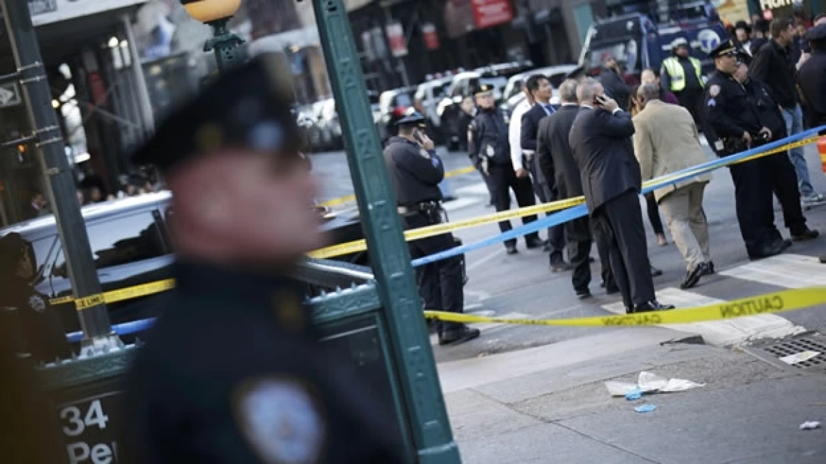 Un elemento policiaco de Nueva York en el lugar donde se llevó a cabo el tiroteo de este lunes