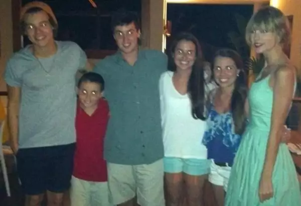 Taylor y Harry posando con algunos fans.