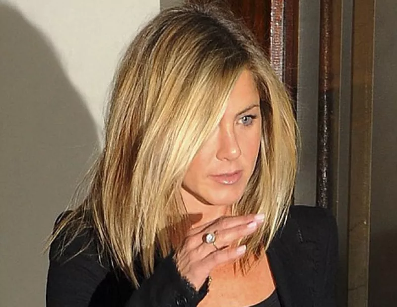 El día en que su ex esposo dijo que la relación con la actriz era deprimente, Jennifer es captada saliendo con su novio y con una gran sonrisa.