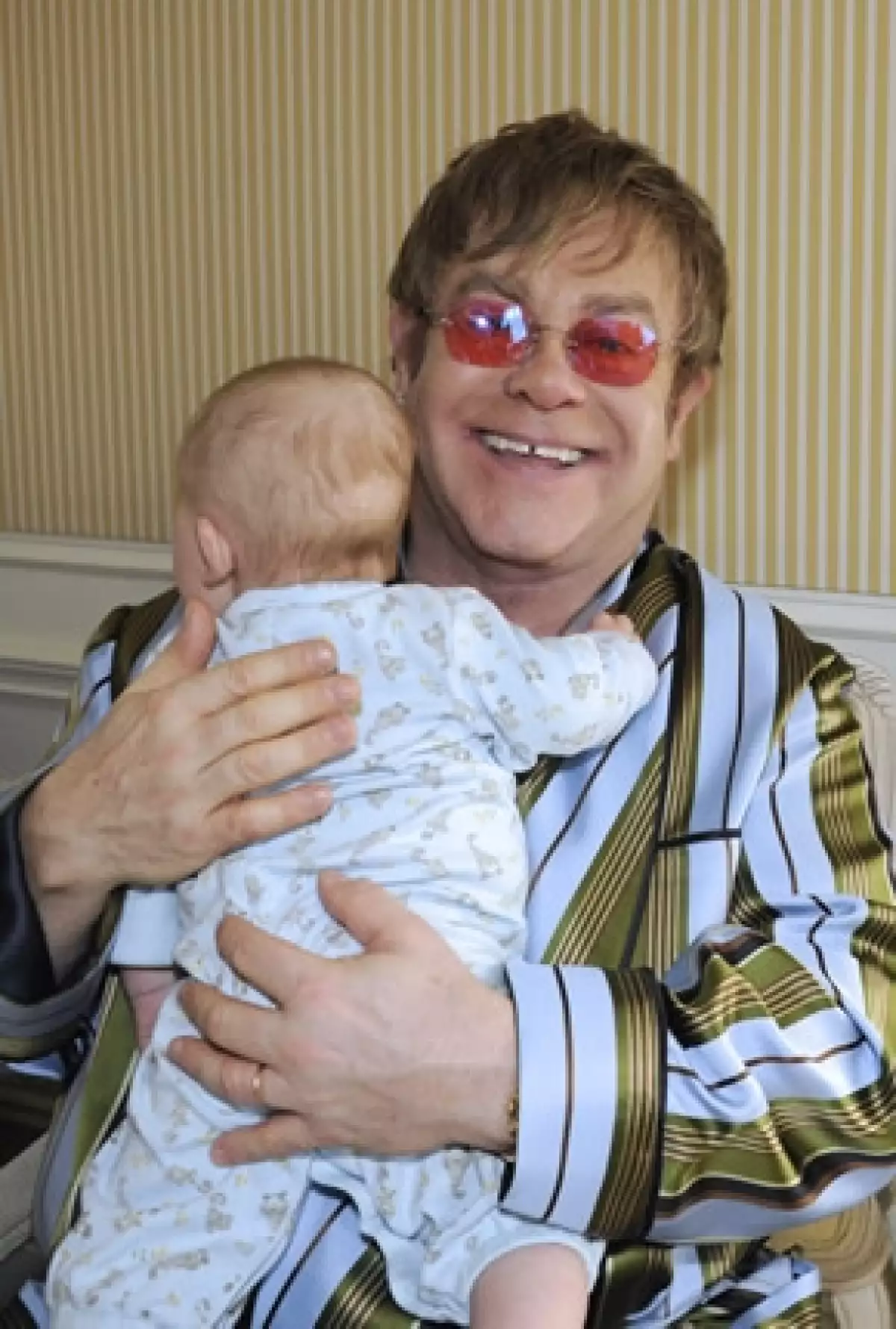 Elton John orgulloso padre tras el nacimiento de Zachary.