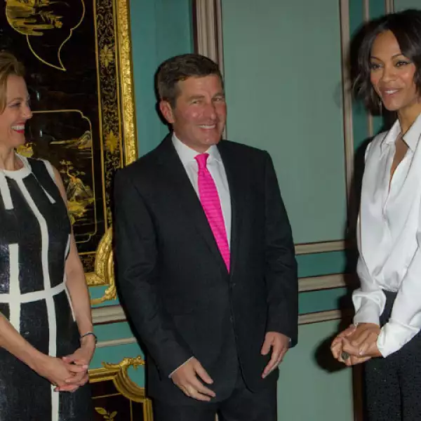 Charles H. Rivkin, nominado por Barack Obama para ser el embajador de Estados Unidos en Francia y Mónaco, su esposa Susan Tolson y la actriz Zoe Saldana en la cena para el diseñador Michael Kors.