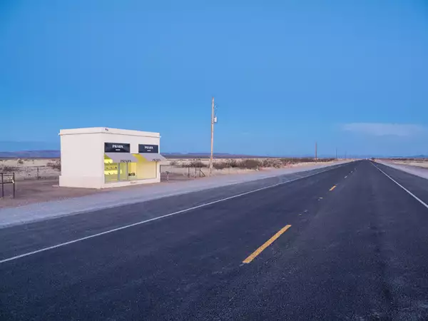 Prada Marfa tienda desierto