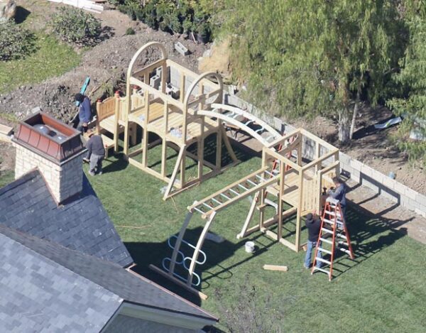Una construcción de dos plataformas de madera, es lo que North tendrá para jugar.