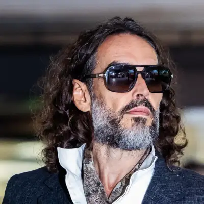 El actor Russell Brand era un “depredador sexual”, afirma Fiscalía en juicio 