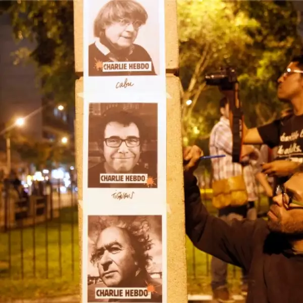 Colocaron en las paredes imágenes de Charlie Hebdo, creador de la revista.