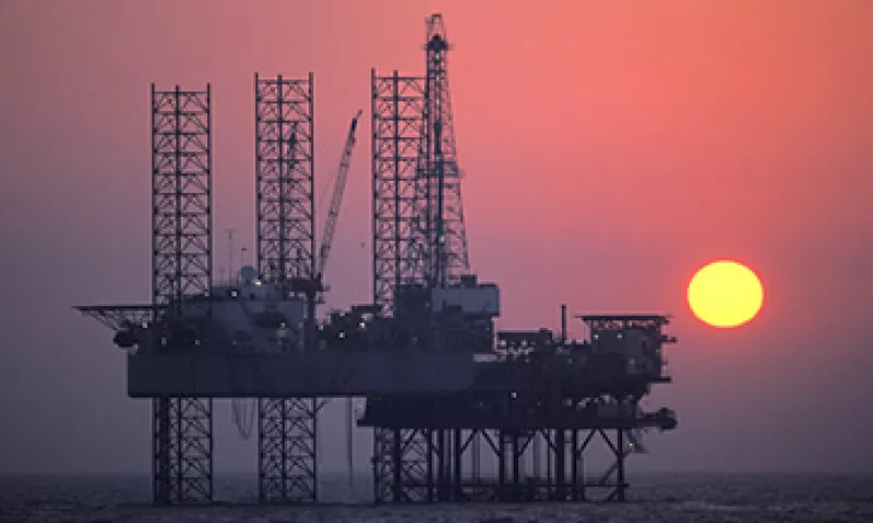 Las decepcionantes cifras de EU borraron el avance de más de 2 dólares que había logrado el petróleo. (Foto: Reuters)
