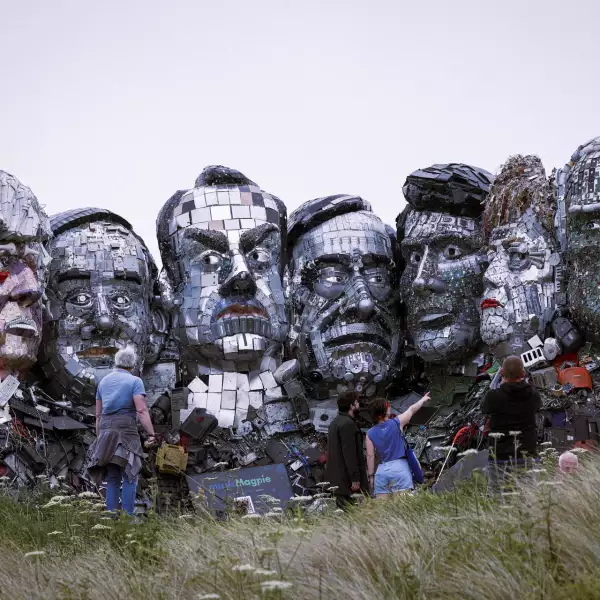 El cambio climático es también una de las prioridades del G7. La gente mira una escultura gigante al estilo del Monte Rushmore de las cabezas de los líderes del G7, hecha por los artistas Joe Rush y Alex Wreckage completamente de productos electrónicos desechados, en una playa cerca de Carbis Bay, Cornwall.