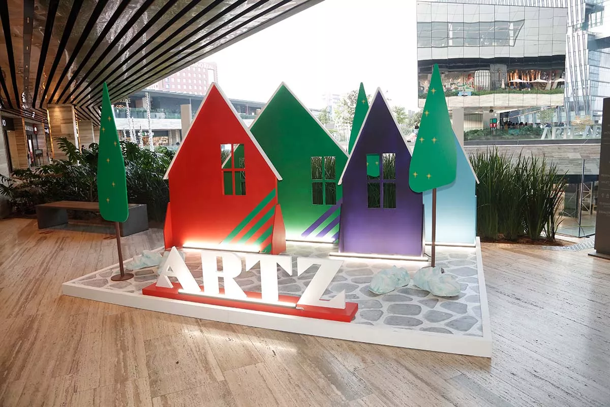 Adornos de casitas navideñas en Artz