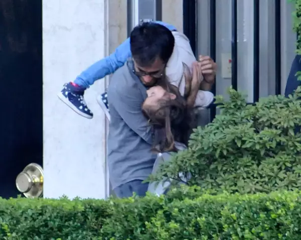 Al productor se le captó en estas imágenes en Buenos Aires, justo después de que recogier a la pequeña en su escuela.
