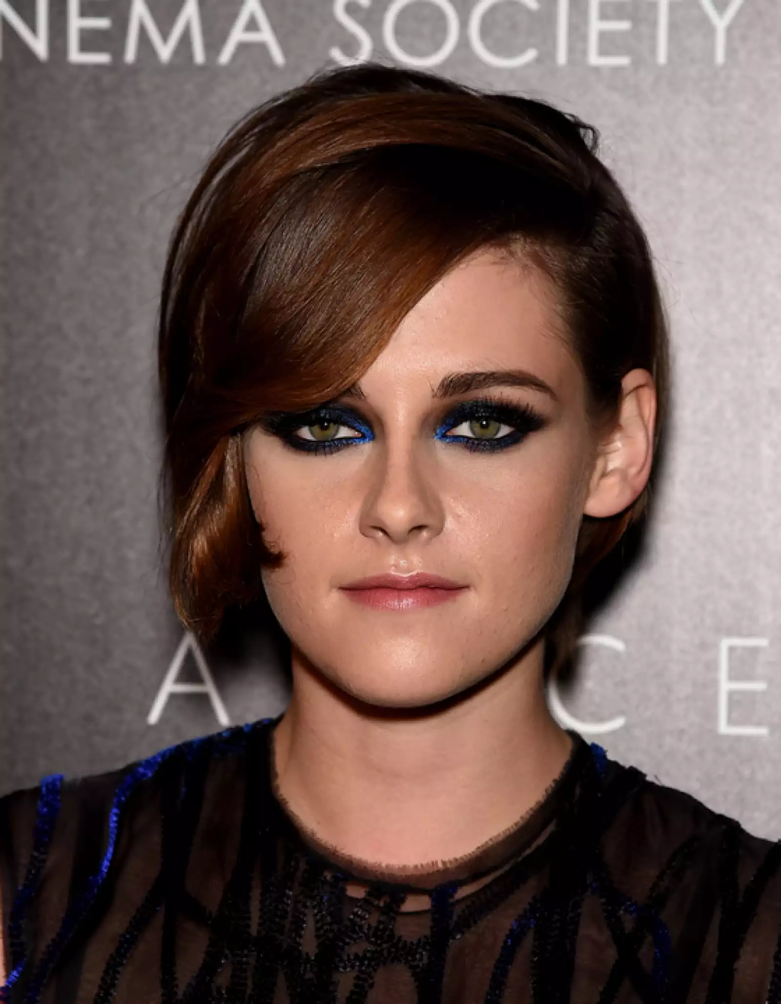 Kristen Stewart es una de las celebs con la que inmediatamente relacionamos el smokey eye. Sabe levantar el verde de sus ojos con sombras muy oscuras.