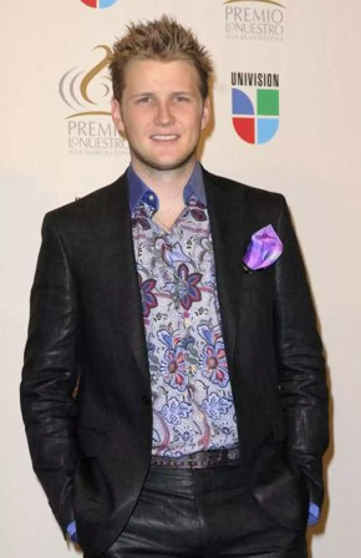 El cantante asistió a la ceremonia de entrega de los Premios Juventud donde habló de la gran tristeza que siente luego de su separación de Christiane Nicole Burillo Alemán.