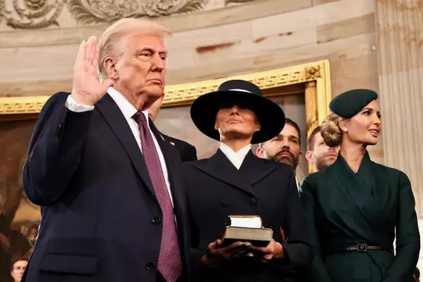 Donald Trump hace el juramento de cargo mientras su esposa Melania y sus hijos miran durante las ceremonias de inauguración en la Rotonda del Capitolio de los Estados Unidos el 20 de enero de 2025 en Washington, DC. Donald Trump toma el cargo para su segundo mandato como el 47o presidente de los Estados Unidos.