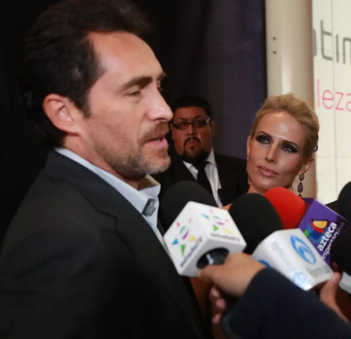 Stefanie ve con ojos de orgullo a Demian mientras lo entrevistaban.