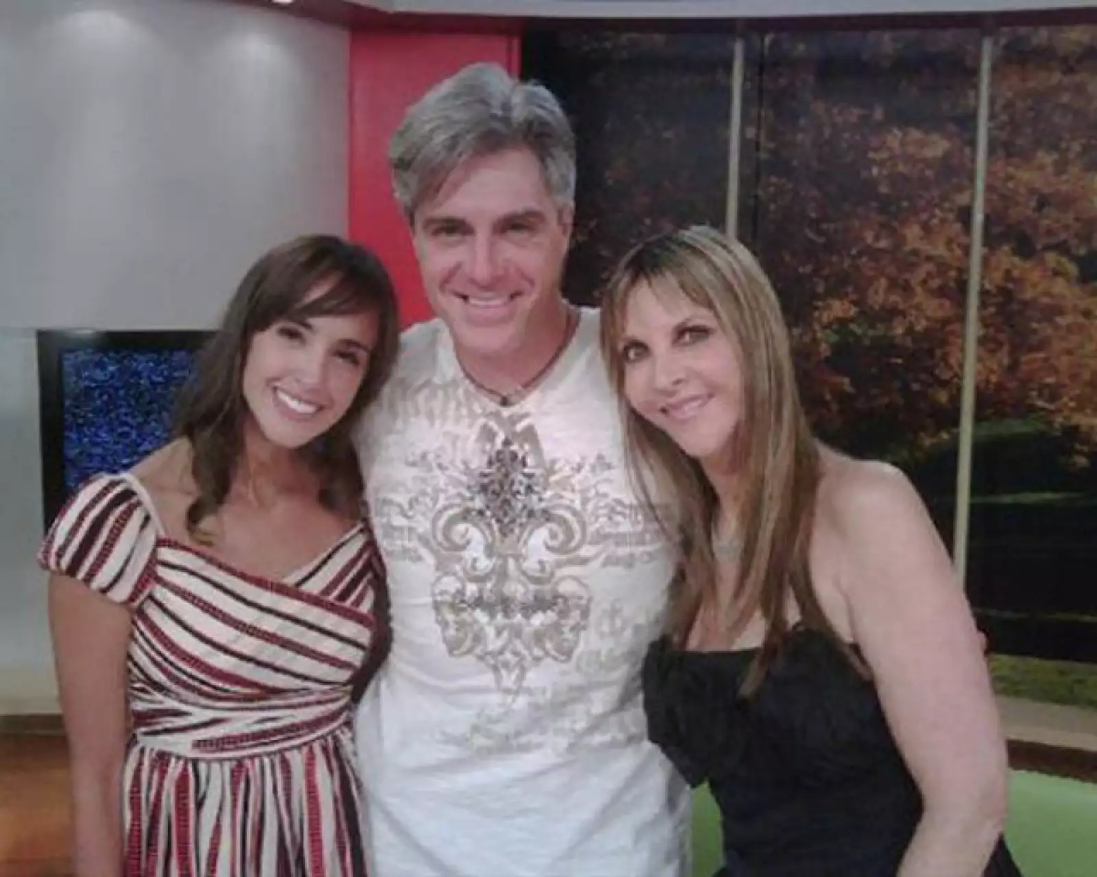 Shanik Berman siempre tan amable mostrando sus fotos con los famosos. Aquí con @oliperalta y Lisardo.