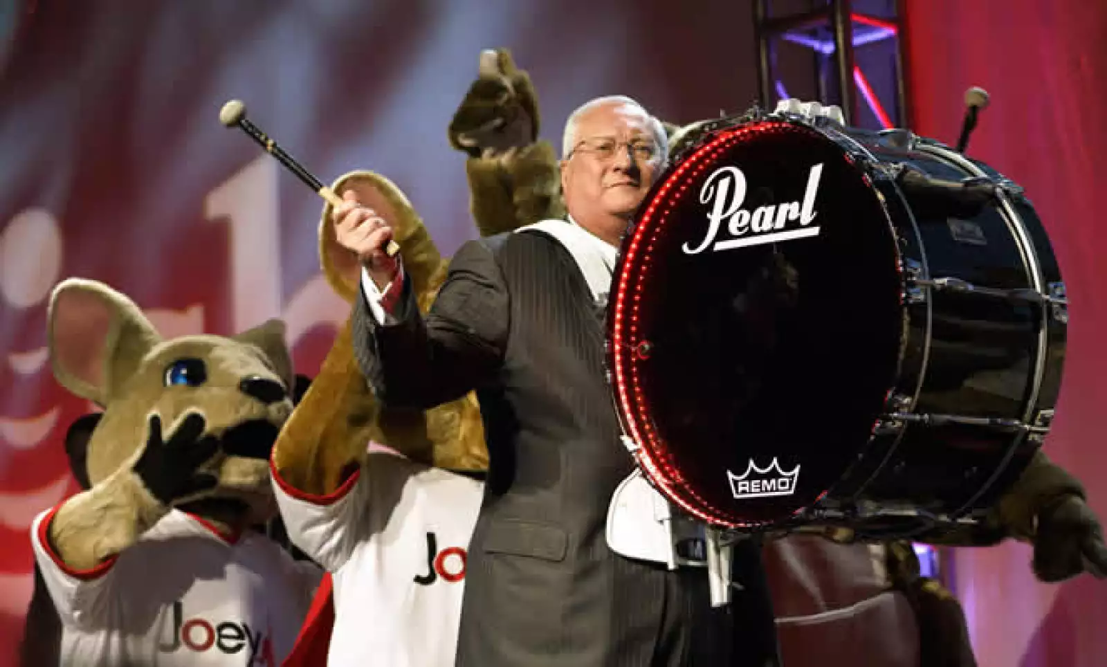 Joe Clayton, CEO de Dish, llegó acompañado de las mascotas de la firma.