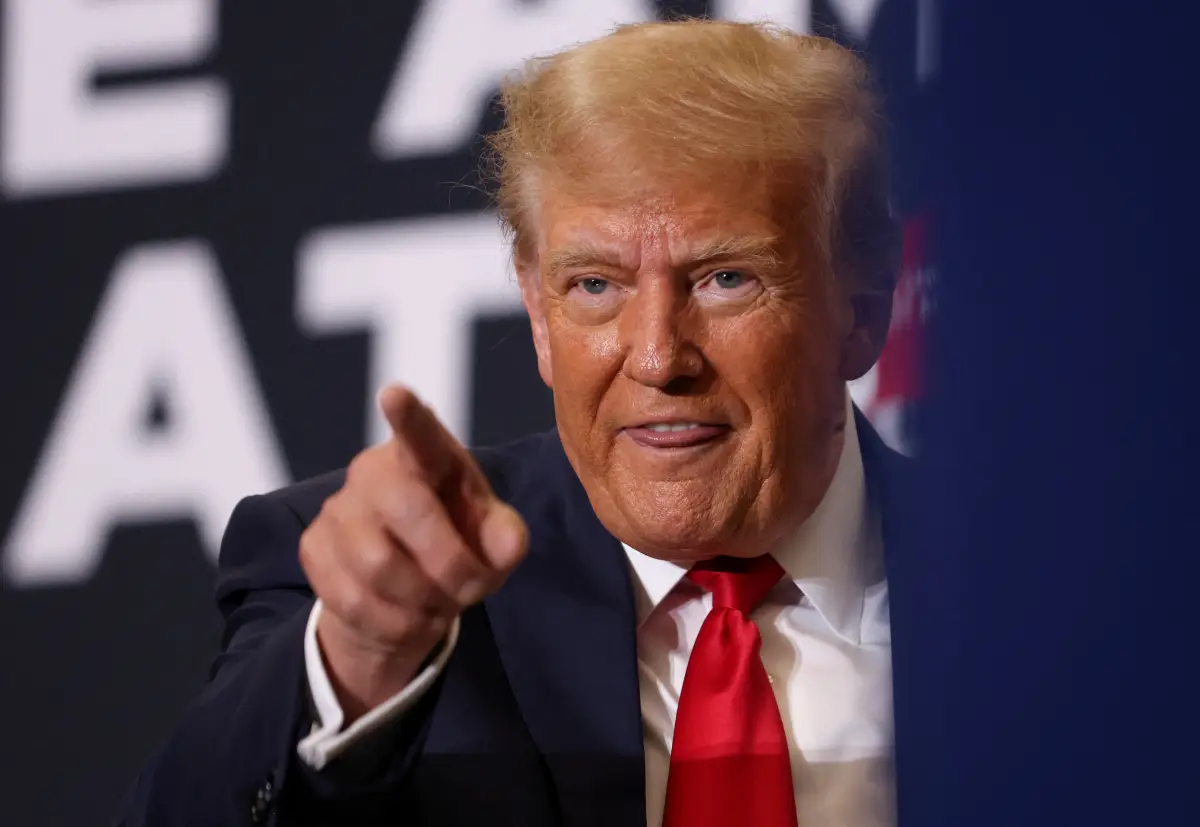 El candidato presidencial republicano y expresidente de los Estados Unidos, Donald Trump, asiste a un evento de campaña en Waterloo, Iowa, Estados Unidos el 19 de diciembre de 2023.
