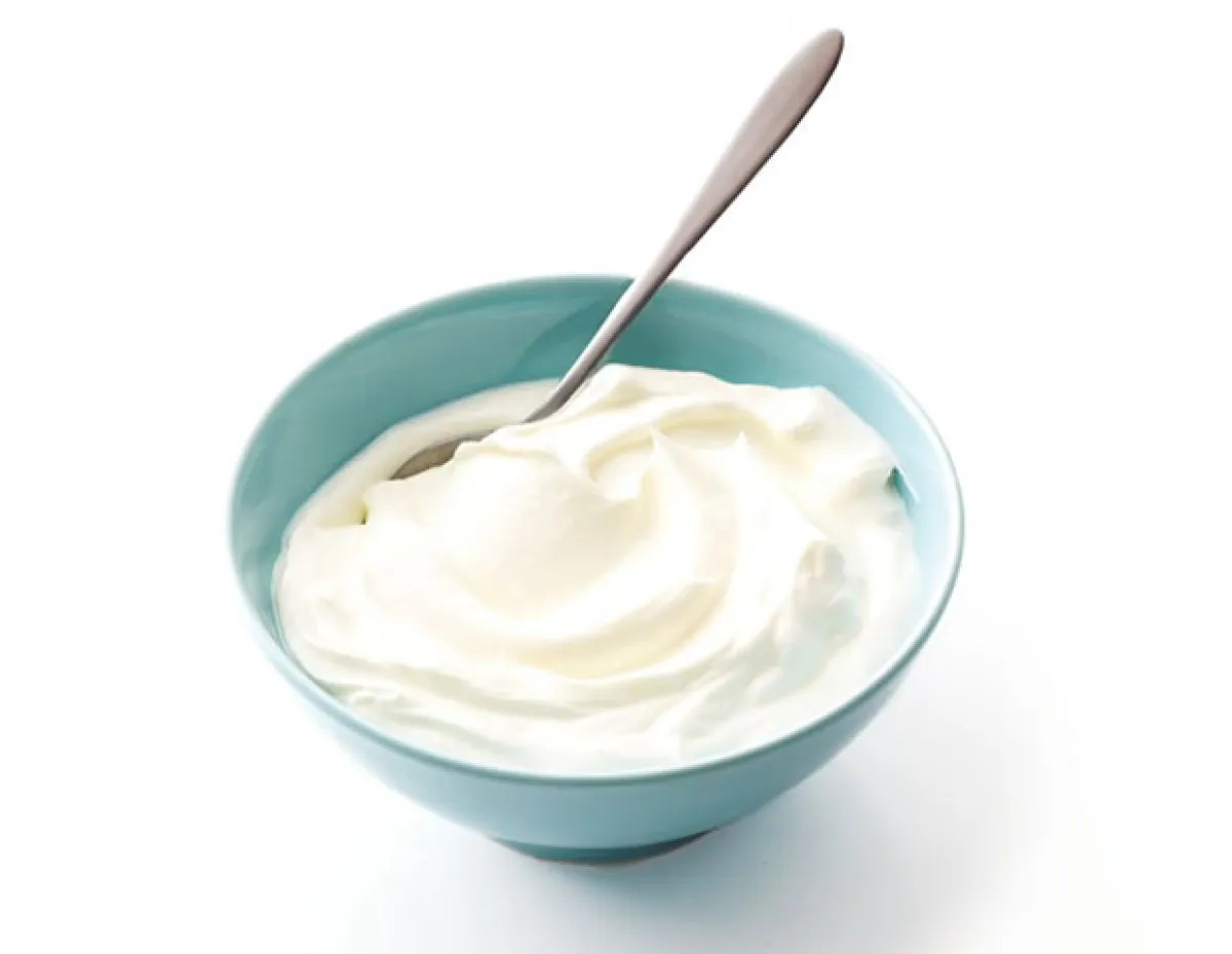 Procura consumir yogurt griego para una piel más bella.