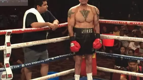 El empresario, político y boxeador regresó al ring, luego de una larga ausencia. Se dijo que se había implantado pectorales, cierto o no es un personaje que ha cambiado a través de los años.