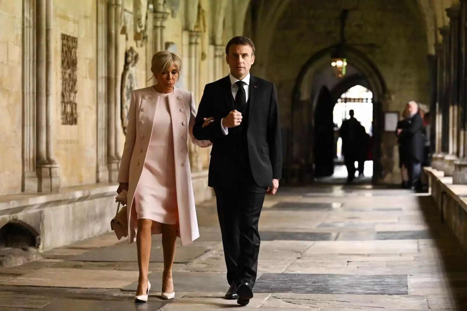 Emmanuel Macron y Brigitte Macron en la coronación del rey Carlos III