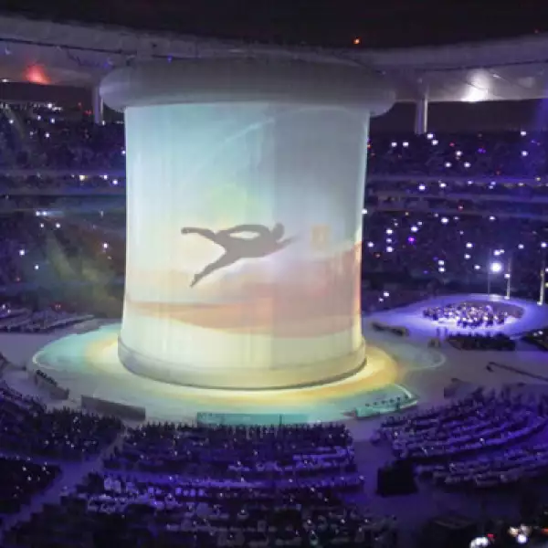 De lo alto del estadio bajó una pantalla gigante donde se reflejaban los deportes que tendrá esta justa. Además se mostró el recorrido del fuego panamericano desde el encendido en Teotihuacán hasta la entrada a Jalisco.