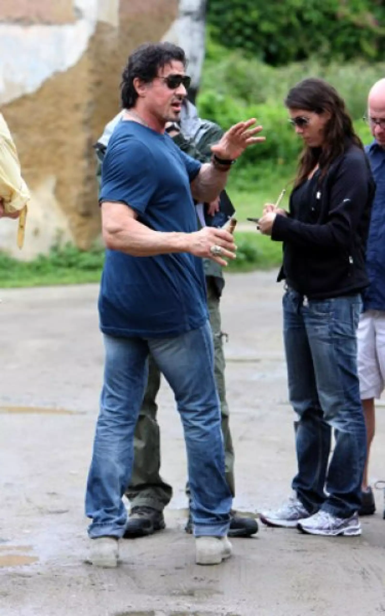 De nuevo en acción. Sylvester Stallone revive sus días de estrella en el set de la película “The Expendables”, en Río de Janeiro, Brasil.