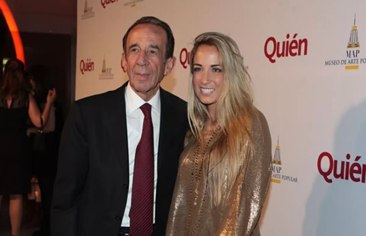 Acompañada de su padre, el filántropo Manuel Arango.