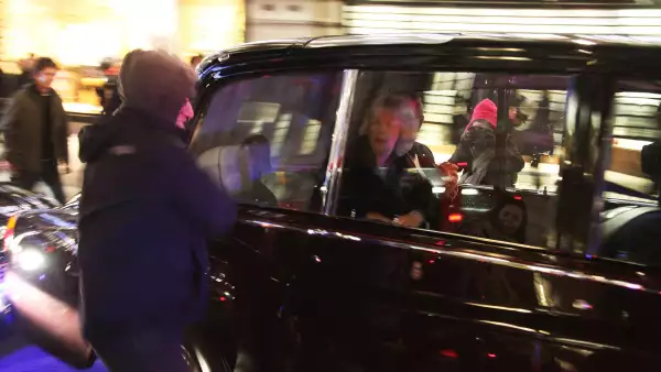 Camila y Carlos III fueron atacados en su coche