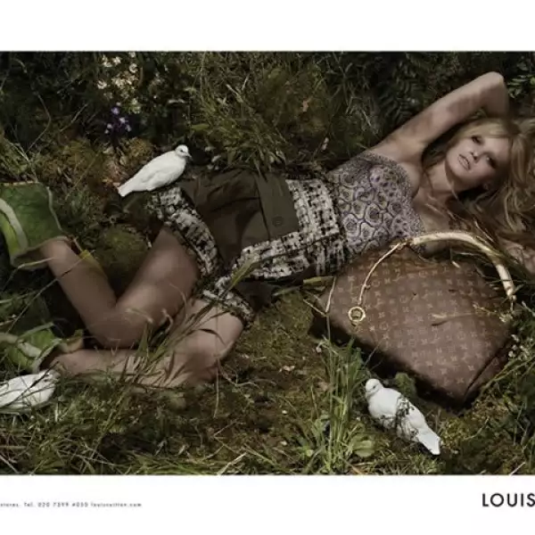 Lara Stone, nombrada por Vogue UK la `chica del año´, reemplazó a Madonna como imagen de Louis Vuitton.