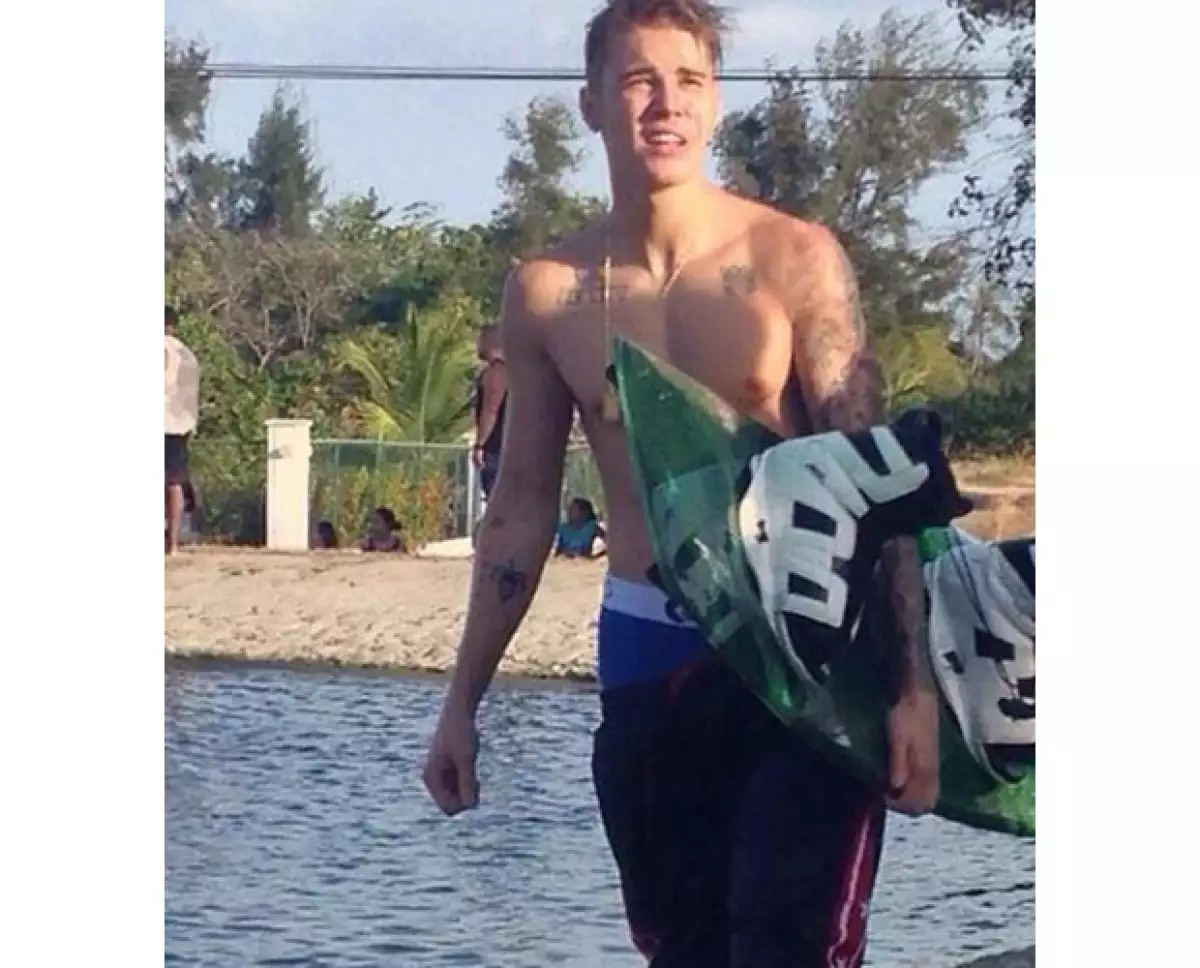 Tras ser arrestado por su irresponsable actitud y después de pasar unas horas en una prisión de Miami Beach, Bieber decidió olvidarse de sus problemas en las playas de Punta Chame este sábado.