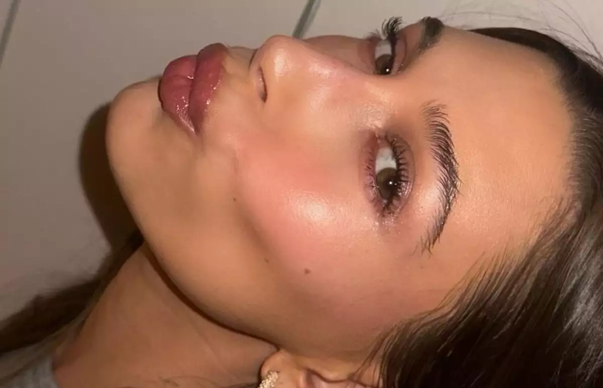 hailey bieber- pinky cheeks-rosita-cachetes-pomulos-complexion-blush-maquillaje-makeup.jpg
