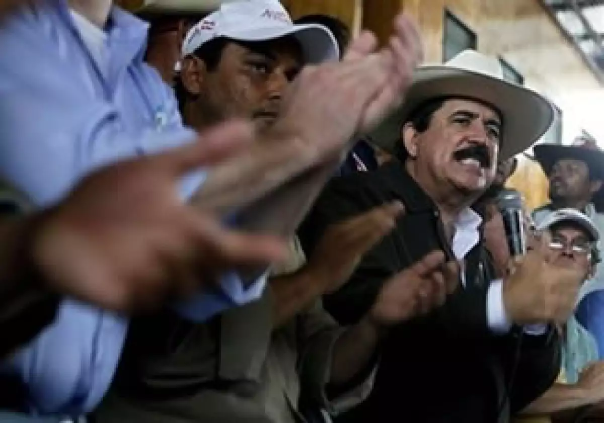 Manuel Zelaya (der.) fue sacado a la fuerza de su país, que ahora es dirigido por el Gobierno de facto de Roberto Micheletti. (Foto: AP)