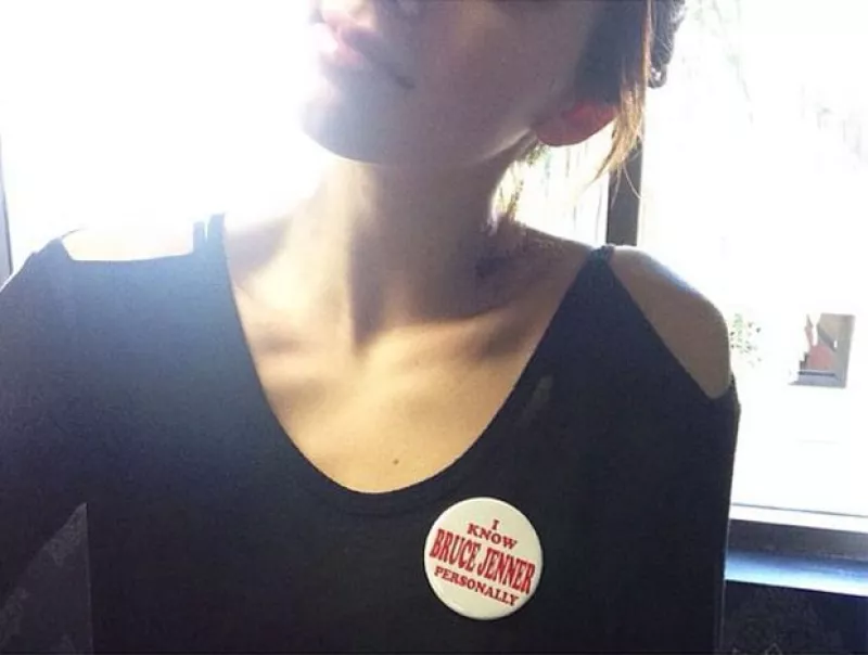 Este sábado la modelo publicó en Instagram una selfie en la que porta un botón con la leyenda "Yo conozco a Bruce Jenner personalmente".