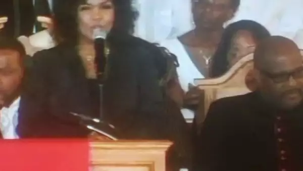 En una ceremonia por demás festiva, plagada de cánticos, oraciones y buenos recuerdos, la estrella del Pop 'regresó a casa'.