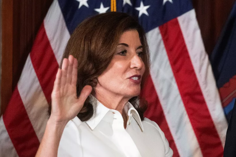 Kathy Hochul, primera gobernadora de Nueva York, va por la confianza de mujeres