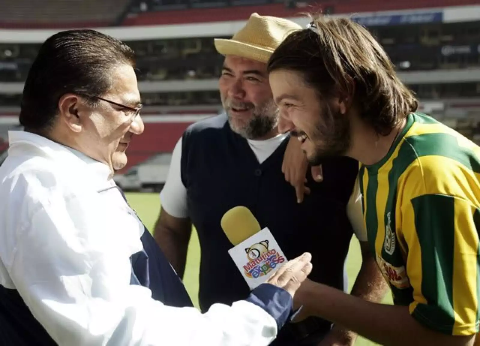 Diego bromea con Raúl Sarmiento.