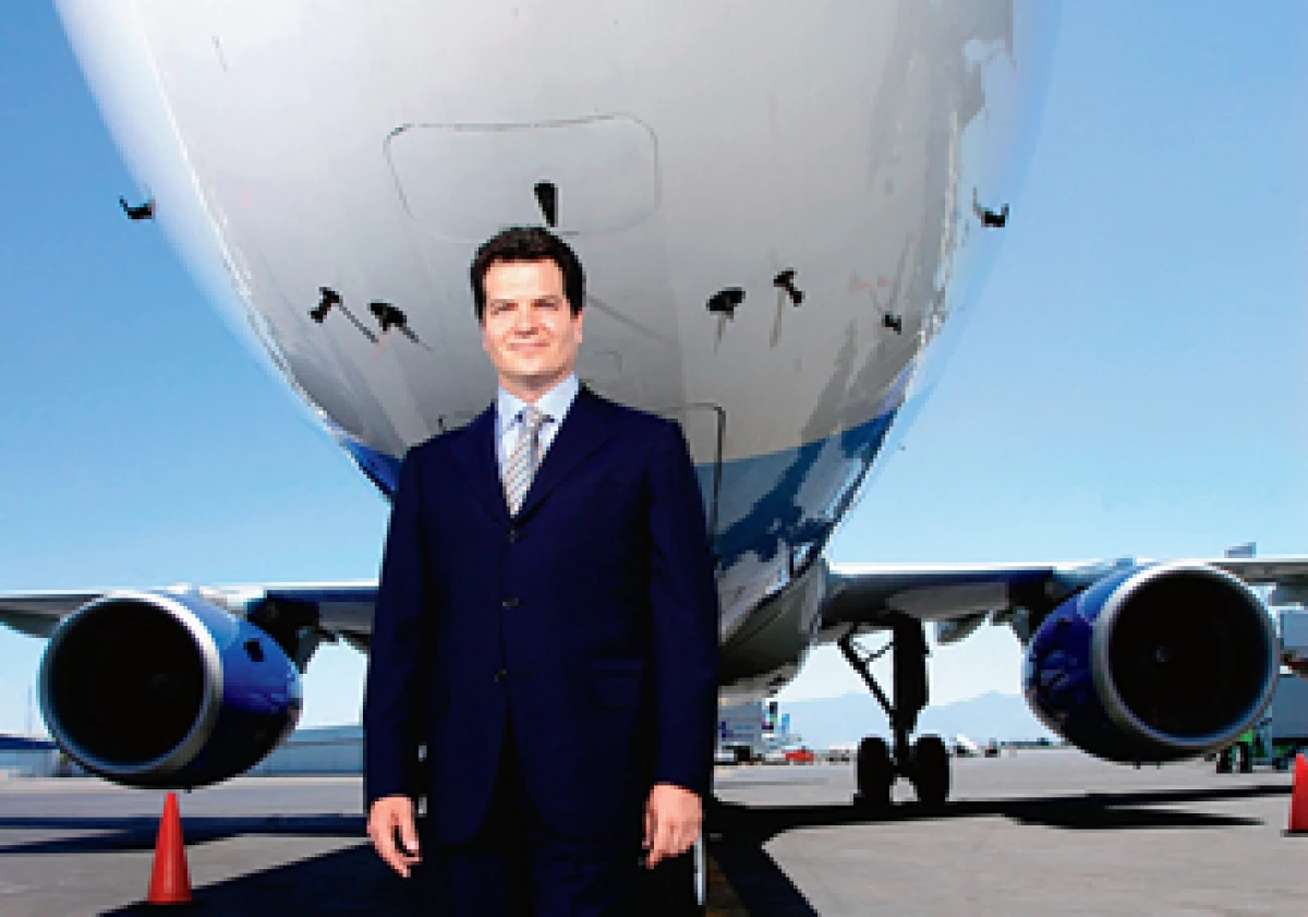 Miguel Alemán, presidente de Interjet, conversa con dos compañías de EU interesadas en adquirir las acciones. (Foto: Gilberto Contreras)