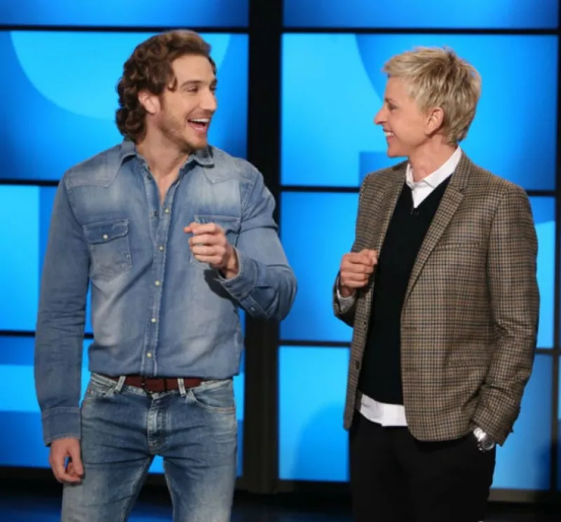 La conductora se mostró preocupada por lo poco que habla el idioma, por lo que decidió invitar al galán de “Reina de Corazones” para que le enseñara algunas frases.