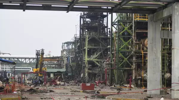 Los equipos de seguridad ingresaron a las zonas de más difícil acceso de la planta de Pemex que registró una explosión el 20 de abril.