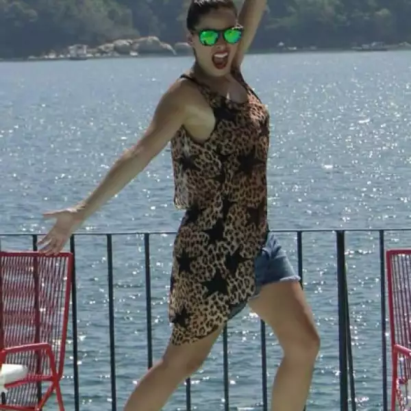 Galilea mostrando sus poses de triunfadora.