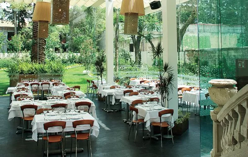 Su comida conserva el espíritu de compartir y su terraza se ha vuelto una de las favoritas del sur.